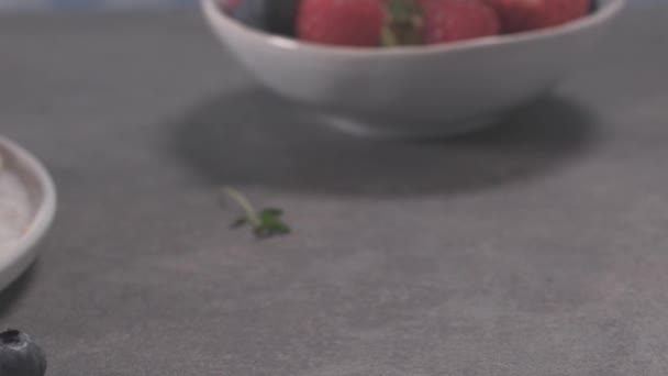 Kis Pavlova Sütemények Friss Raspbberries Áfonyák — Stock videók