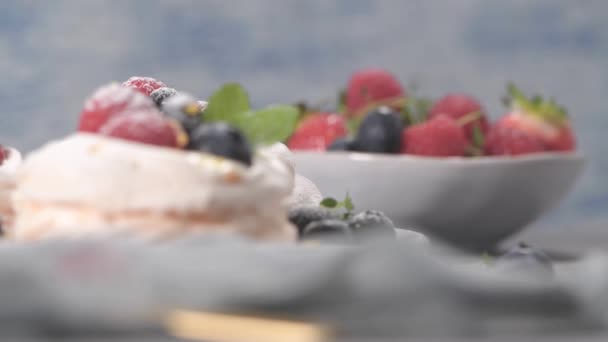 Kleine Pavlova Kuchen Mit Frischen Himbeeren Und Blaubeeren — Stockvideo