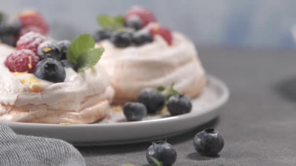 Small Pavlova Cakes Fresh Raspbberries Blueberries — Stock Video