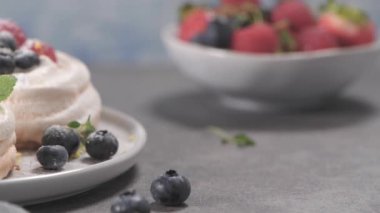 Taze raspbberries ve yaban mersini ile küçük pavlova kek.