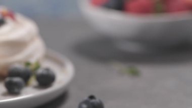 Taze raspbberries ve yaban mersini ile küçük pavlova kek.