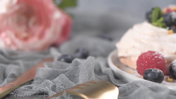 Pasteles Pequeños Pavlova Con Frambuesas Frescas Arándanos — Vídeo de stock