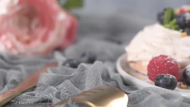 Taze Raspbberries Yaban Mersini Ile Küçük Pavlova Kek — Stok video