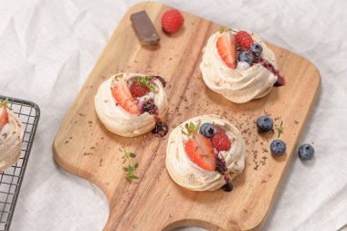 Küçük pavlova kek