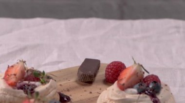 Taze Çilek ve yaban mersini ile küçük pavlova kek.