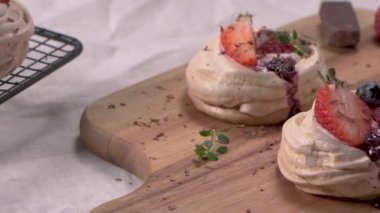 Taze Çilek ve yaban mersini ile küçük pavlova kek.