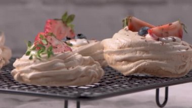 Taze Çilek ve yaban mersini ile küçük pavlova kek.