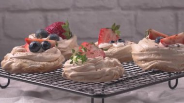 Taze Çilek ve yaban mersini ile küçük pavlova kek.