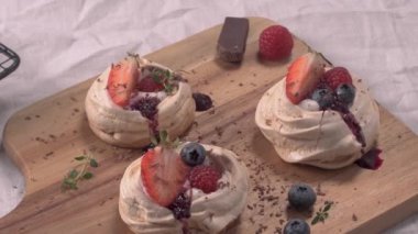 Taze Çilek ve yaban mersini ile küçük pavlova kek.