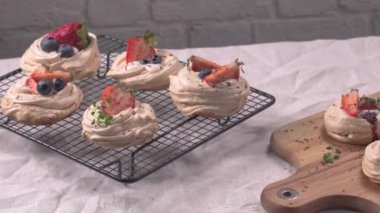 Taze Çilek ve yaban mersini ile küçük pavlova kek.