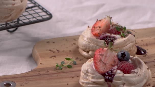 Kleine Pavlova Kuchen Mit Frischen Erdbeeren Und Blaubeeren — Stockvideo