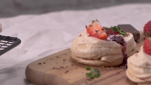 Pasteles Pequeños Pavlova Con Fresas Frescas Arándanos — Vídeo de stock