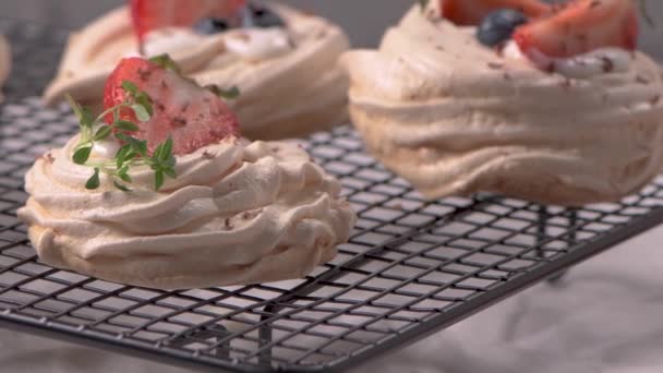 小帕夫洛娃蛋糕与新鲜的草莓和蓝莓 — 图库视频影像