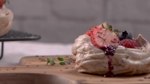 Kleine Pavlova Kuchen Mit Frischen Erdbeeren Und Blaubeeren — Stockvideo