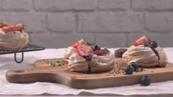新鮮なイチゴとブルーベリーの小さなパブロバケーキ — ストック動画