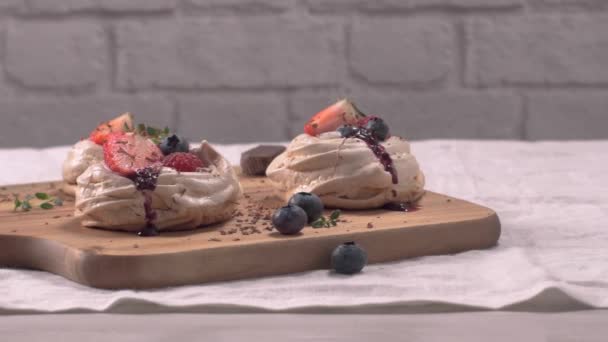 新鮮なイチゴとブルーベリーの小さなパブロバケーキ — ストック動画