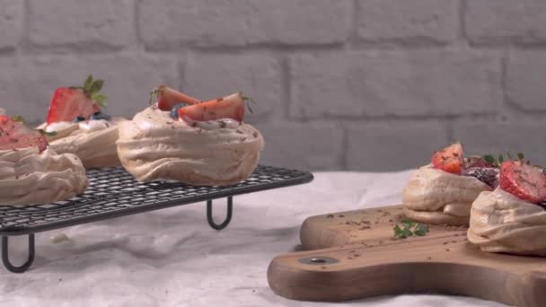 小帕夫洛娃蛋糕与新鲜的草莓和蓝莓 — 图库视频影像