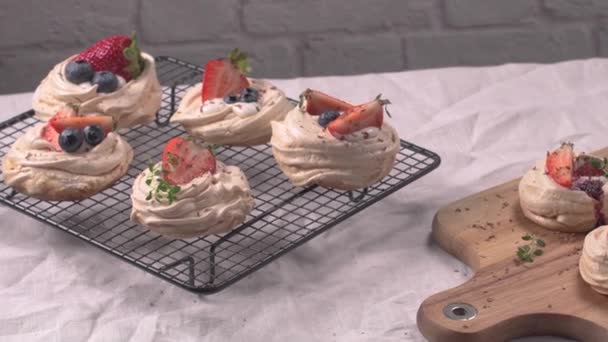 Kleine Pavlova Kuchen Mit Frischen Erdbeeren Und Blaubeeren — Stockvideo