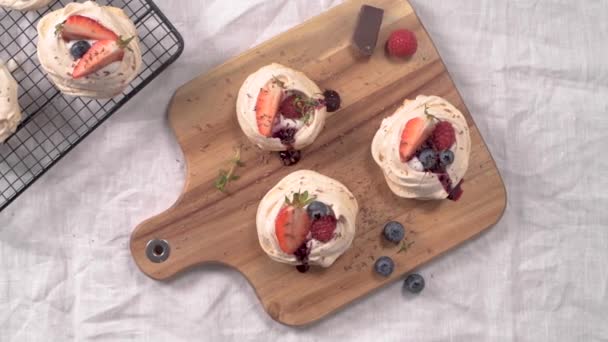 Kleine Pavlova Kuchen Mit Frischen Erdbeeren Und Blaubeeren — Stockvideo