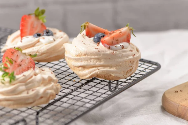 Small pavlova cakes — Stock Photo, Image