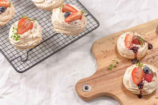 Small pavlova cakes — Stock Photo, Image