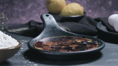 Leit kreması, Portekiz çölü creme brulee, creme brulee ve creme brulee 'ye benzer..