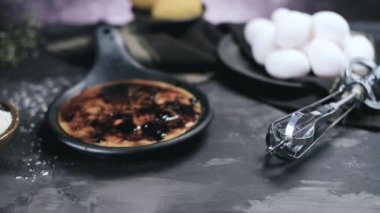 Leit kreması, Portekiz çölü creme brulee, creme brulee ve creme brulee 'ye benzer..
