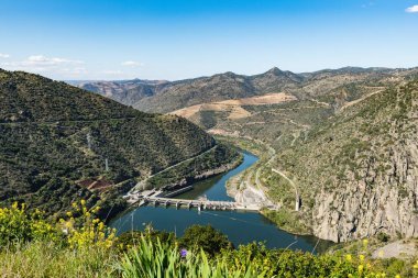 Valeira Barajı ve çevresindeki peyzaj