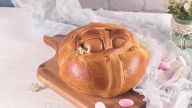 Tahta masanın üstünde yumurta olan Paskalya folar..