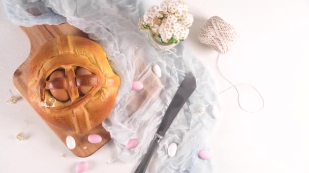 Folar Pascua Con Huevo Sobre Mesa Madera — Vídeos de Stock