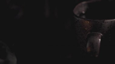 Paskalya yumurtaları ve çay ahşap masa üstünde.