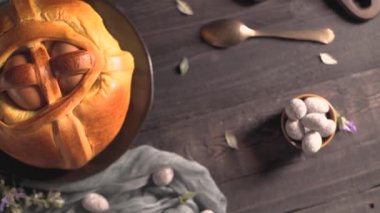 Tahta masanın üstünde yumurta olan Paskalya folar..