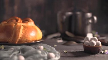 Tahta masanın üstünde yumurta olan Paskalya folar..
