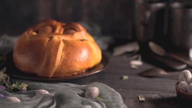 Tahta masanın üstünde yumurta olan Paskalya folar..