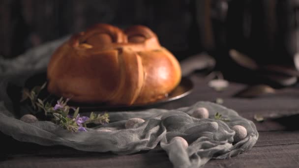 Folar Pascua Con Huevo Sobre Mesa Madera — Vídeo de stock