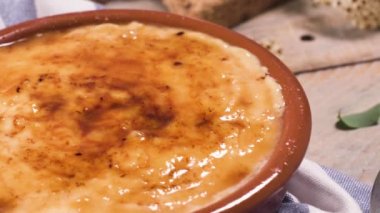 Leit kreması, Portekiz çölü creme brulee, creme brulee ve creme brulee 'ye benzer..