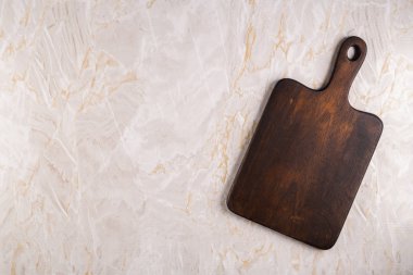 Gri mermer zemin ahşap kesme tahtası