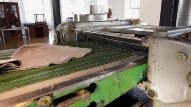 Sao Joao Da Madeira, Portekiz - 18 Mayıs 2019: Uluslararası Müze Günü'nde Chapelaria Müzesi'nde sergilenen kafa aşınma sıyrık ve makinelerin imalatı.