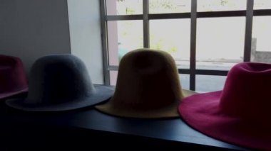 Sao Joao Da Madeira, Portekiz - 18 Mayıs 2019: Uluslararası Müze Günü'nde Chapelaria Müzesi'nde sergilenen kafa aşınma sıyrık ve makinelerin imalatı.