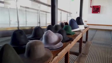 Sao Joao Da Madeira, Portekiz - 18 Mayıs 2019: Uluslararası Müze Günü'nde Chapelaria Müzesi'nde sergilenen kafa aşınma sıyrık ve makinelerin imalatı.