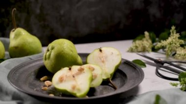 Metal plaka ile masada lezzetli olgun armut.