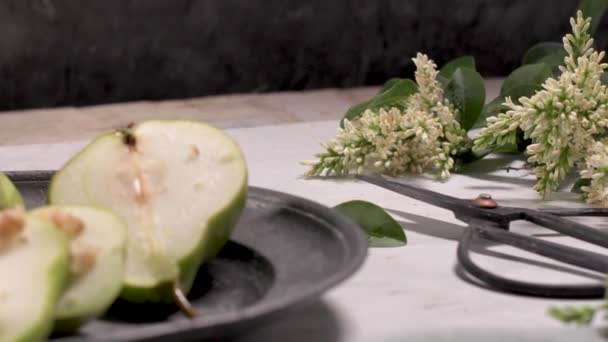 テーブルの上のおいしい完熟梨の金属板 — ストック動画