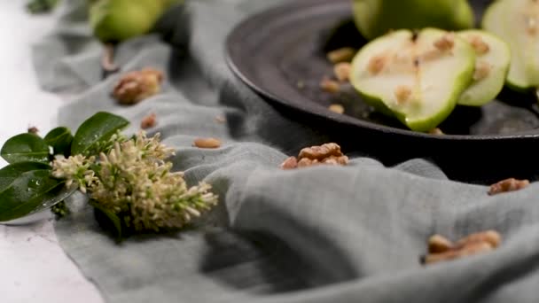 金属板用桌上的美味成熟梨子 — 图库视频影像