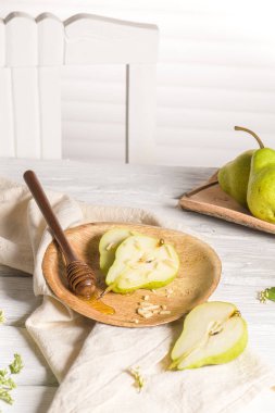 Bal ve fındık ile lezzetli armut