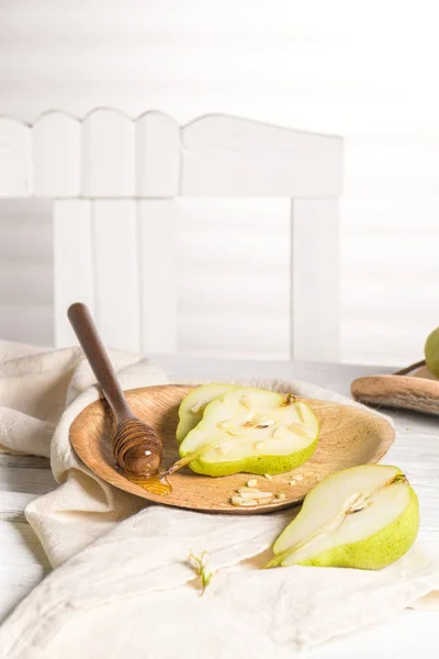 Maukkaita päärynöitä hunajalla ja pähkinöillä — kuvapankkivalokuva