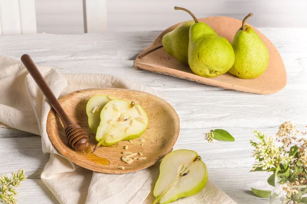 Läckra päron med honung och nötter — Stockfoto