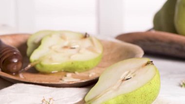 Ahşap masada bal ve fındık ile lezzetli armut.