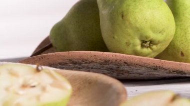 Ahşap masada bal ve fındık ile lezzetli armut.