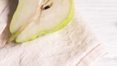 Ahşap masada bal ve fındık ile lezzetli armut.
