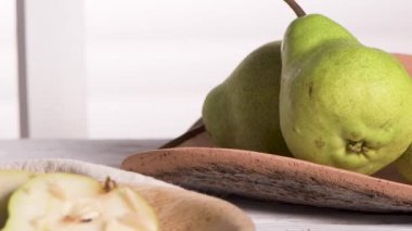 Ahşap masada bal ve fındık ile lezzetli armut.